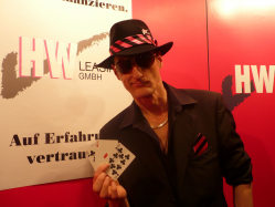 Standparty-Entertainment: Zauberer in passender Rolle zum Thema.