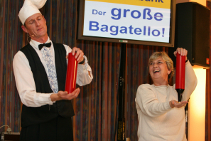Koch Walking Act mit verdrehten Flaschen