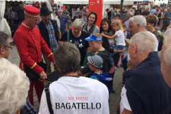 DER GROSSE BAGATELLO unterhält mit Messezauberei und Hütchenspiel.