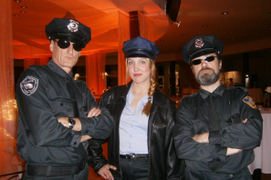 Cop Walking Act Mannschaft beim Ball der Wirtschaft