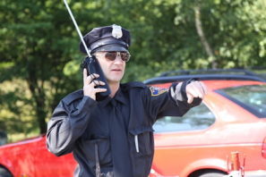 Cop Walkact mit Funkgerät.