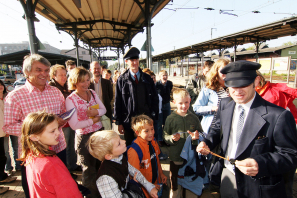 Autoren und Zuhörer haben Spaß mit dem Schaffner Walkact.