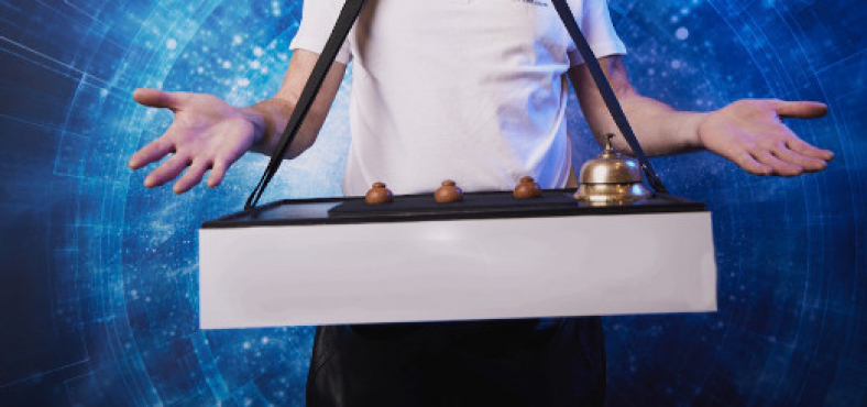 Hütchenspieler ist mit seinem speziellen Hütchenspiel-Bauchladen flexibel und mobil