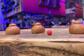 The ultimate entertainment highlight: the legendary shell game with a show-like atmosphere