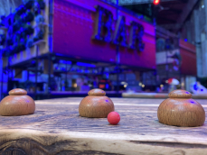 Rustikale Hütchen des Hütchenspielers sind ideal für 20er Jahre Motto-Walkacts.