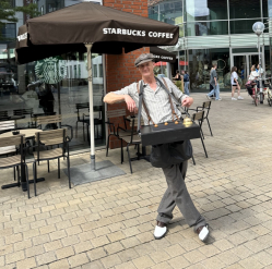 Der Bauchladen macht Bagatellos Hütchenspiel mobil und überall auf dem Event einsetzbar.