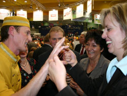 Humorvoll und sensationell: Zauberei während der Standparty auf der Messe.