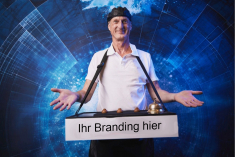 A trade show magician who really knows how to work the crowd