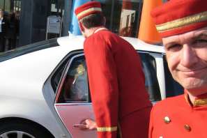DIE PAGEN bieten einen einzigartigen Limousinenservice zwischen Auto- und Salltür.