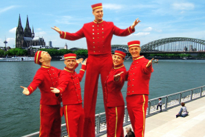 DIE PAGEN - Team mit Stelzenläufer