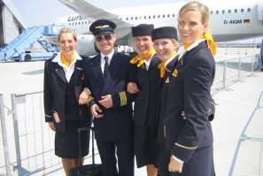 Pilot Walkact mit echten Stewardessen