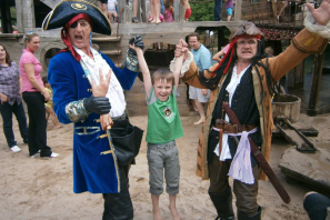 Piraten Walking Act mischt auf bei großem Kinderfest im Maximilian Park.