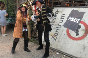 Radau Piraten leiten die Gäste auf dem PIRATE Summit.