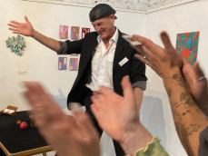 Applaus für den Show-Hütchenspieler auf der SolidArt in Bonn 2023.