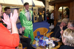 Messe Zauberer in Berlin begeistert bei Standparty.