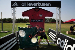 Die lebende Torwand in Aktion bei Bundesliga Saisoneröffnung.