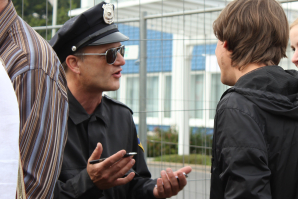 Cop als Empfangswalkact