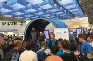 Messe Unterhaltung begeistert, wenn Sie einen Profizauberer am Stand haben.