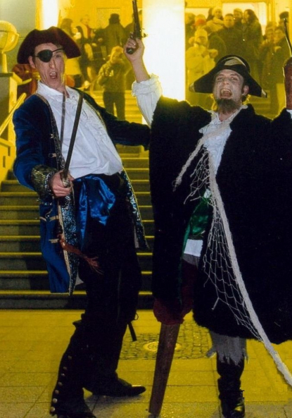 Piraten Walkact. Die Freibeuter verspielen Haus und Hof.