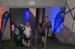 Die lebende Torwand im Spielertunnel Frankfurter Stadion.