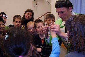 Learning simple magic tricks is also suitable for children's projects.
